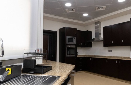 Jumeira 3 Bed & Breakfast | Luxury Stay: Panoramic Sunset Views