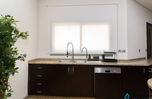 Jumeira 3 Bed & Breakfast | Luxury Stay: Panoramic Sunset Views