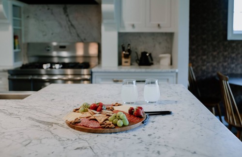 Rochester House | Luxury Stay/Theater/No step entry/Dogs Welcome