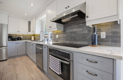 Pickering House | Luxury Stay W/Chef’s Kitchen