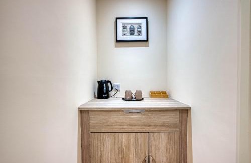 Priors Marston Apartment | Luxury Stockton Studio Rooms, Free WiFi & Parking