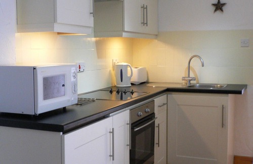 Coniston Apartment | Luxury Studio Apt For 2 In Contemporary Cottage Style