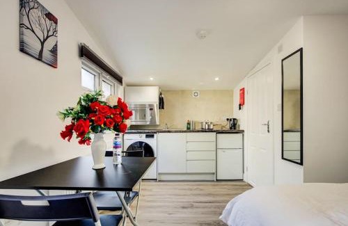 Little Holland Apartment | Luxury Studio Cabin - Central Location - Parking