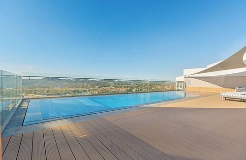 Menlyn Apartment | Luxury Studio|Free Parking|24hr Concierge