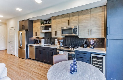 Uptown Apartment | Luxury Studio, Gym, Spa, Garage Parking 301