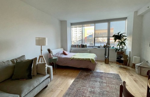 Queens Apartment | Luxury Studio with Pool and Gym