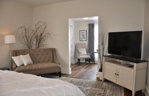 Rapid City Apartment | Luxury Studio w KIT DT RC 30 mins fm Mt. Rushmore