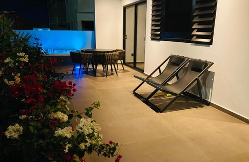 Grote Berg Apartment | Luxury studio with private jacuzzi near beaches