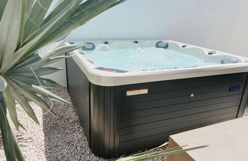 Grote Berg Apartment | Luxury studio with private jacuzzi near beaches