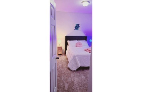 South Arlington Cabin | Luxury & Stylish Duplex Suite With Free Parking