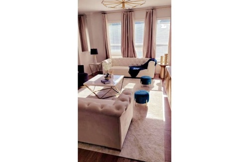 South Arlington Cabin | Luxury & Stylish Duplex Suite With Free Parking