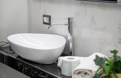 Ostiense Apartment | Luxury suite con vasca idromassaggio a tema Eros vicina al centro di Roma