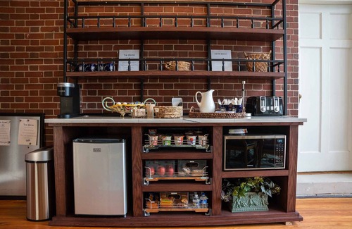 LaGrange Apartment | Luxury Suite in Historic Mansion. 5 minutes from downtown!