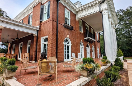 LaGrange Apartment | Luxury Suite in Historic Mansion. 5 minutes from downtown!
