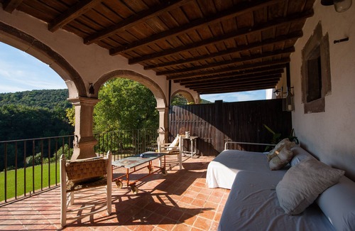 Santa Pau Cottage | LUXURY SUITES MANOR. Swimming pool. BBQ. Waterfall. Volcanoes. Up to 14 people