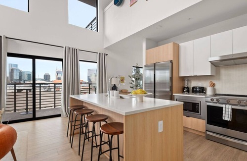 Downtown Nashville Condo | Luxury Sunset PH w/Balcony, gym, firepits