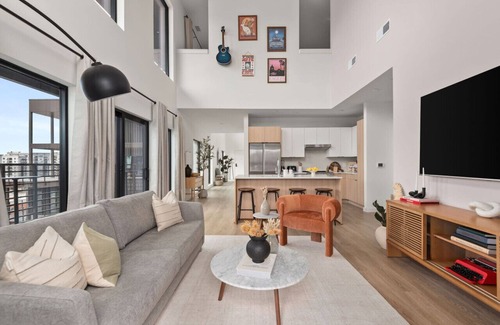 Downtown Nashville Condo | Luxury Sunset PH w/Balcony, gym, firepits