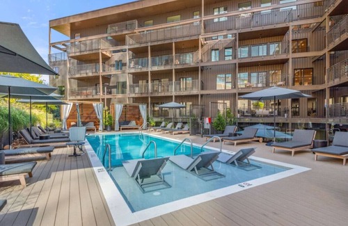 Downtown Nashville Condo | Luxury Sunset PH w/Balcony, gym, firepits
