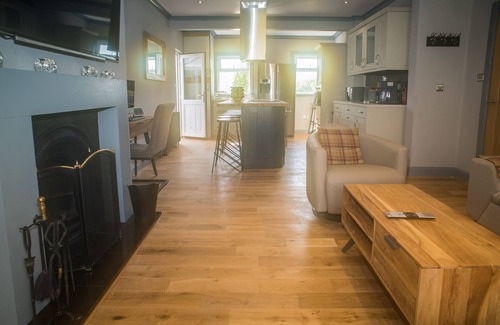 Achachork Cottage | Luxury Super Central Cottage with a Hot Tub/Gym