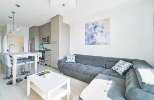 Calgary Condo | Luxury Top Floor💎FREE Parking💎PS4💎10min to Airport