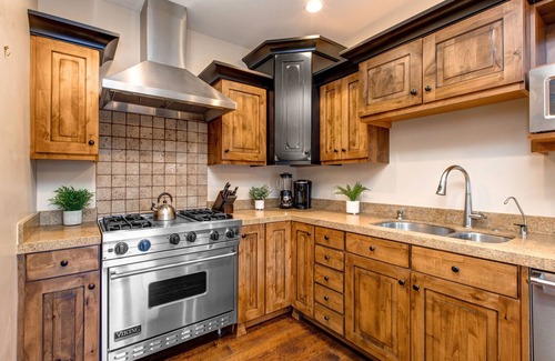 North Park City House | Luxury Townhome, Community Amenities, Hot Tub & Recreation at Park City Silver Star 202 (Ski- In/Out)
