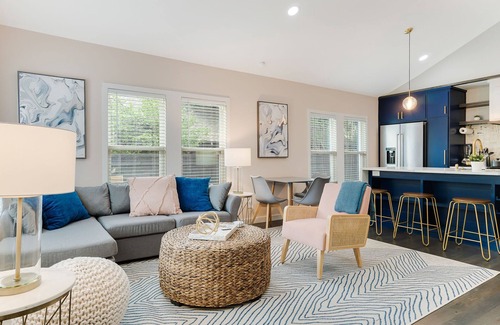 Oak Cliff House | Luxury Townhome | Pet Friendly