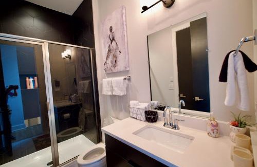 Nashville House | Luxury Townhome Skyline Views Mins To DT