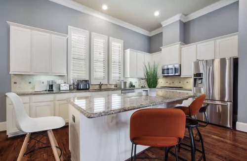 Riverside Terrace House | Luxury Townhome/Tesla-Charger/TX Medical Ctr/Sleeps 7 - 5 beds