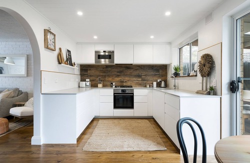 Glenelg East House | Luxury Townhouse by the Bay - Pet Friendly