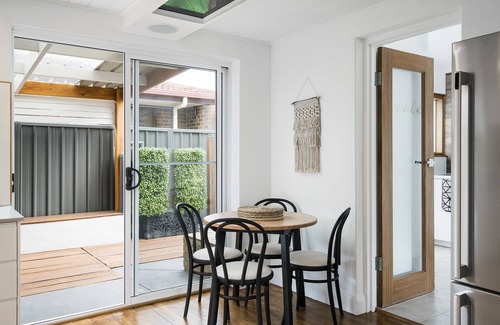 Glenelg East House | Luxury Townhouse by the Bay - Pet Friendly