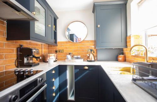 Warwick House | Luxury Townhouse - close to castle & town - perfect stylish stay, sunny private courtyard, dog friendly