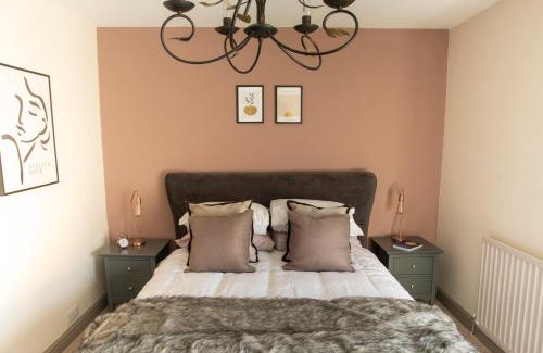 Warwick House | Luxury Townhouse - close to castle & town - perfect stylish stay, sunny private courtyard, dog friendly