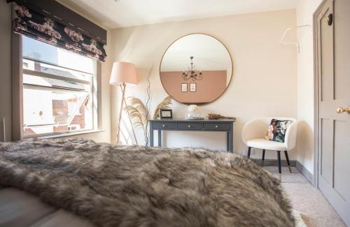 Warwick House | Luxury Townhouse - close to castle & town - perfect stylish stay, sunny private courtyard, dog friendly