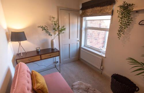 Warwick House | Luxury Townhouse - close to castle & town - perfect stylish stay, sunny private courtyard, dog friendly