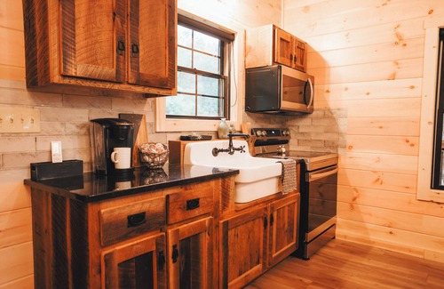 Fredericksburg Cabin | Luxury Treehouse Cabin over Salt Creek - Cabin 1