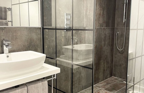 Pattiswick Apartment | Luxury Two Bedroom Apartment