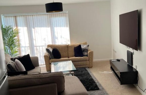 Oldham Apartment | Luxury Two bedroom Flat opposite COOP Live n Etihad Stadium with Free secure Parking, Netflix and Sky TV