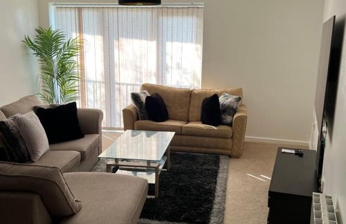 Oldham Apartment | Luxury Two bedroom Flat opposite COOP Live n Etihad Stadium with Free secure Parking, Netflix and Sky TV