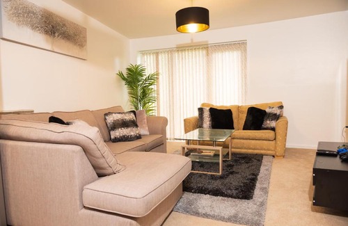 Oldham Apartment | Luxury Two bedroom Flat opposite COOP Live n Etihad Stadium with Free secure Parking, Netflix and Sky TV
