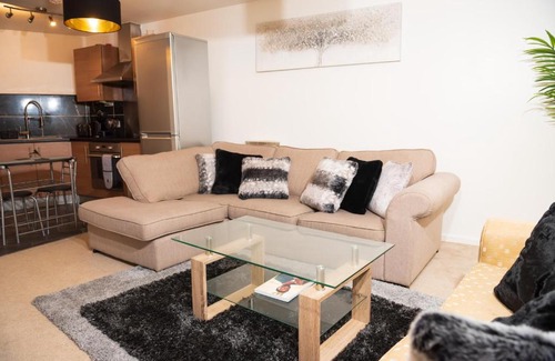 Oldham Apartment | Luxury Two bedroom Flat opposite COOP Live n Etihad Stadium with Free secure Parking, Netflix and Sky TV