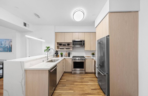 Carthay Circle Apartment | Luxury Unit Walking Distance from LACMA w/W/D & Parking