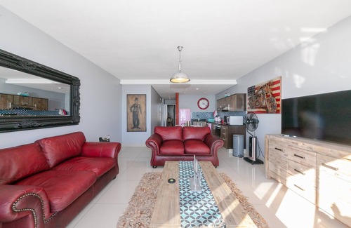 Bloubergstrand Apartment | Luxury Unit with iconic breathtaking views of Table Mountain & Robben island.