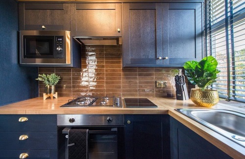 Leyton Apartment | Luxury Versace 2 Bed, Hot Tub, Pool Table, Sky Tv