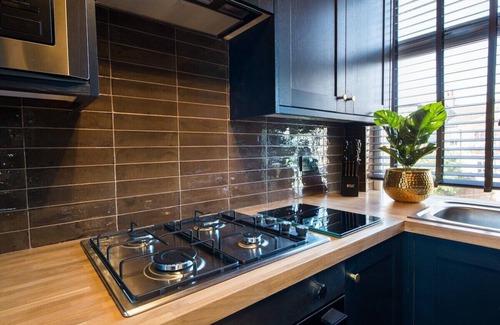 Leyton Apartment | Luxury Versace 2 Bed, Hot Tub, Pool Table, Sky Tv