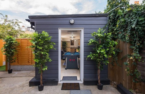 Leyton Apartment | Luxury Versace 2 Bed, Hot Tub, Pool Table, Sky Tv