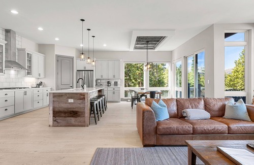 Baldy Mountain House | Luxury|Views|Hot Tub|Free Bus Route