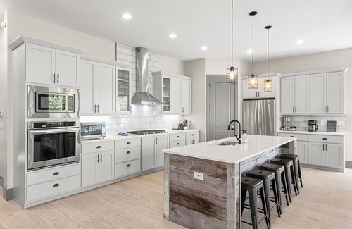 Baldy Mountain House | Luxury|Views|Hot Tub|Free Bus Route
