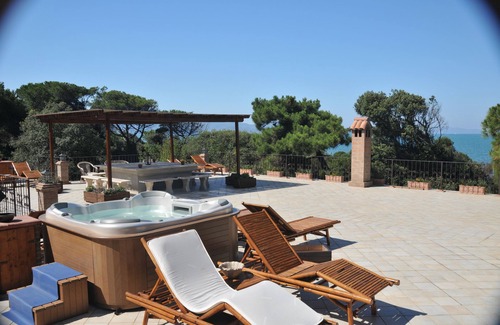Albinia Villa | Luxury Villa 20 steps from the beach.