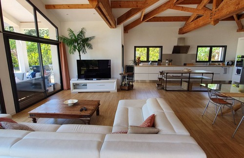 Assas House | Luxury villa, all bay windows, between village and countryside (30mn from the sea)