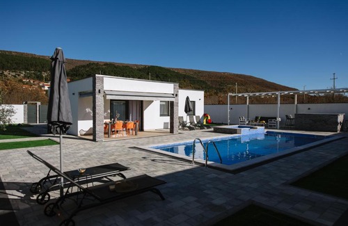 Trn House | Luxury Villa Blue Sky